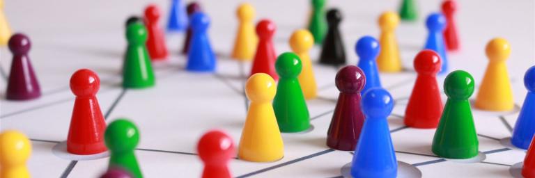 Bild zeigt Spielfiguren als Symbol für die Netzwerkmitglieder im Rems-Murr-Kreis